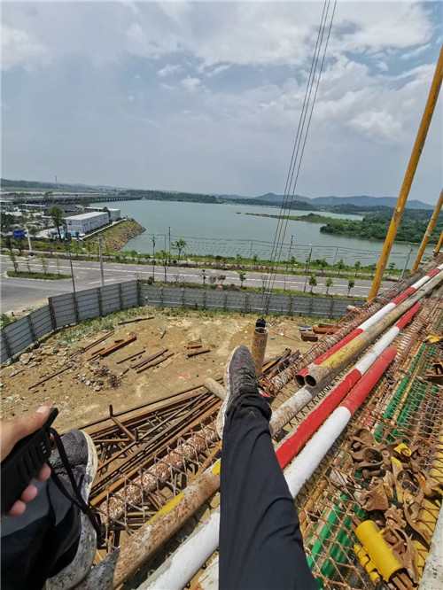 奉节县作业中发生设备损坏或人员意外，责任怎么划分？